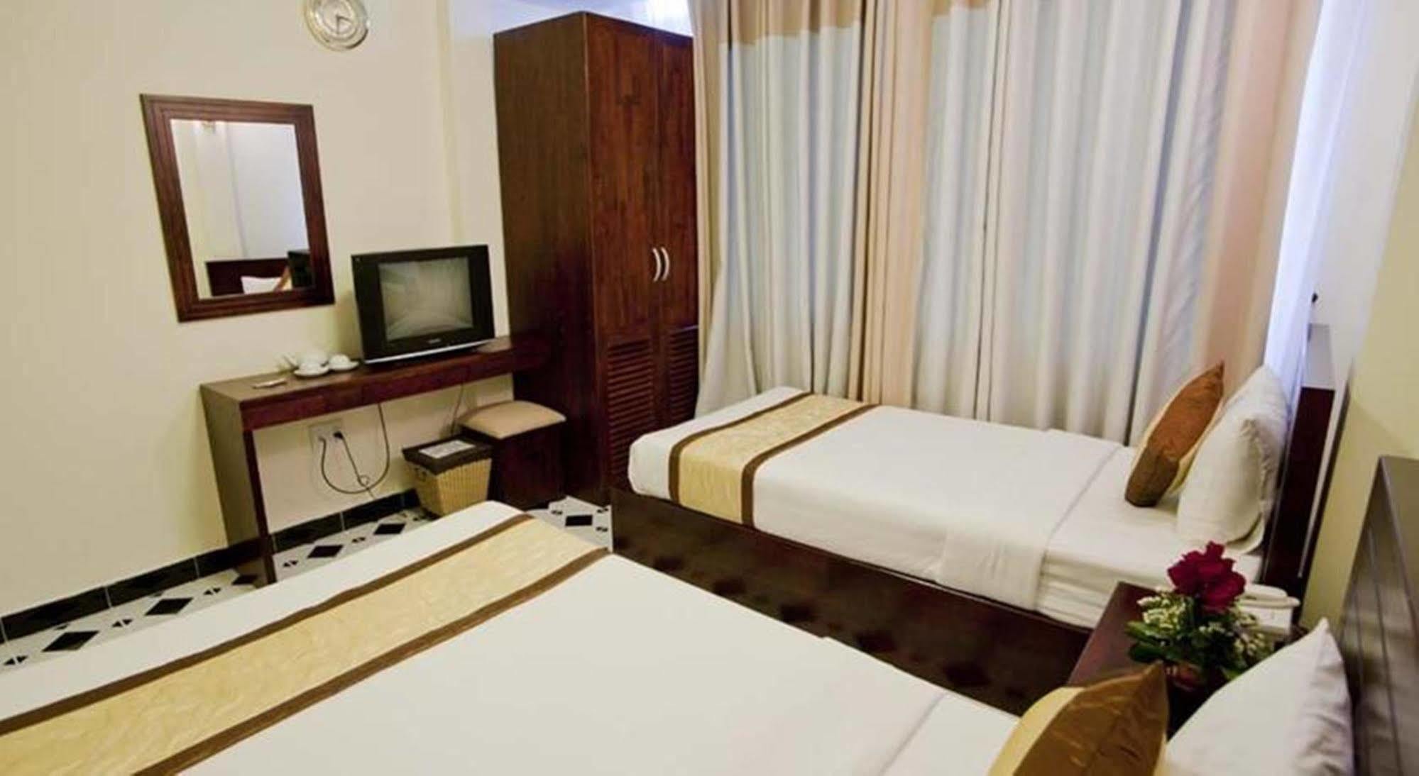 Oyo 438 Small Bay Hotel Ho Chi Minh City Exterior photo