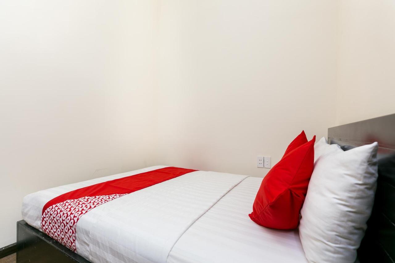 Oyo 438 Small Bay Hotel Ho Chi Minh City Exterior photo